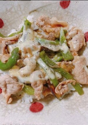 とろけるチーズと焼肉のタレで、チーズ豚丼-レシピのメイン写真