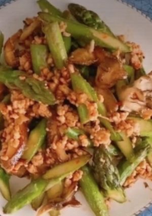 アスパラと椎茸、舞茸の肉味噌炒め-レシピのメイン写真