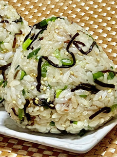 何個でも食べられる!塩昆布おにぎり-レシピのメイン写真