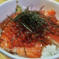 รูปของ 海鮮親子漬丼（筋子からのイクラ醤油漬）