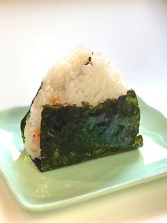 明太子と昆布(塩 佃煮)の二刀流おにぎり-レシピのメイン写真