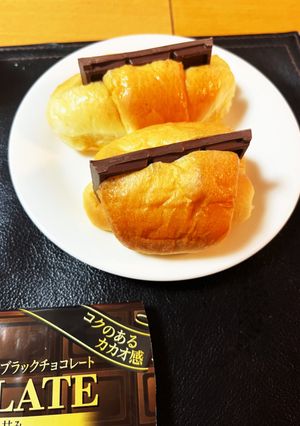 ロールパン。板チョコ挟んでレンジでチン。-レシピのメイン写真