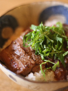 ステーキ丼　薄い肉の焼き方と玉ねぎソース-レシピのメイン写真