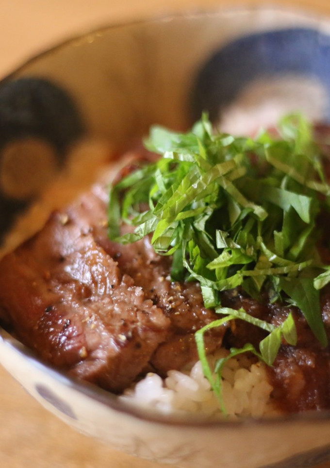 ステーキ丼　薄い肉の焼き方と玉ねぎソース-レシピのメイン写真
