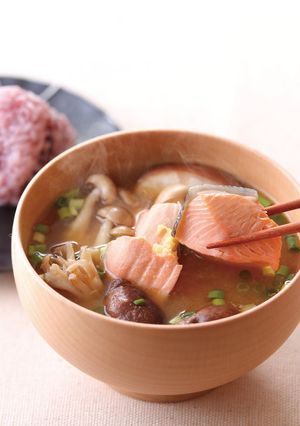 旬を堪能♪秋鮭ときのこの味噌汁-レシピのメイン写真