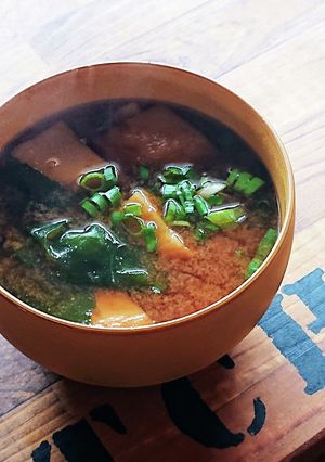 さつま揚げとワカメの赤だし味噌汁-レシピのメイン写真