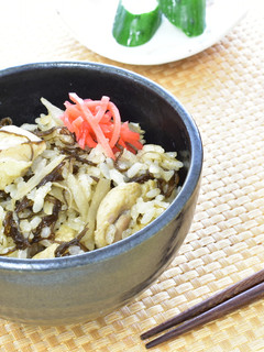 もずくと鶏ごぼうの炊き込みご飯-レシピのメイン写真