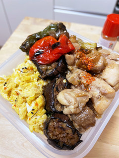 甘い卵そぼろ☆秋茄子と焼き鳥丼弁当-レシピのメイン写真