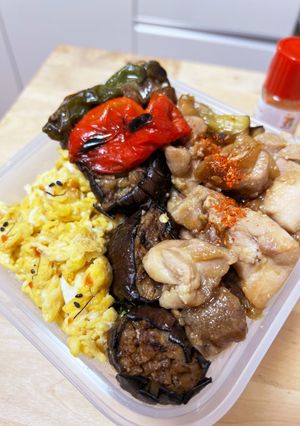 甘い卵そぼろ☆秋茄子と焼き鳥丼弁当-レシピのメイン写真