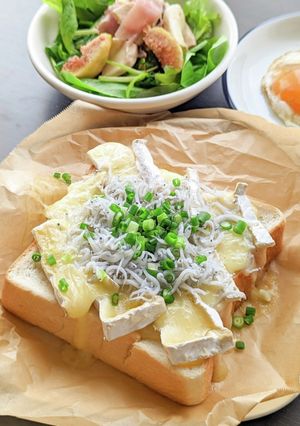 しらすとたっぷりブリーチーズのトースト-レシピのメイン写真
