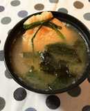油揚げ玉子の巾着とワカメのほっこり味噌汁