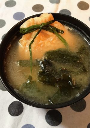 油揚げ玉子の巾着とワカメのほっこり味噌汁-レシピのメイン写真