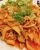 白菜でカサ増し＊豚こまキムチ炒め
