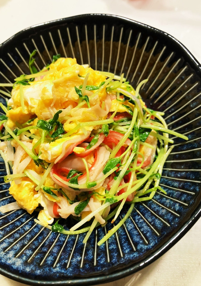 豆苗とカニカマのふんわりたまご炒め-レシピのメイン写真
