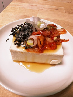 簡単おつまみ☆お豆腐の塩昆布とキムチ乗せ-レシピのメイン写真
