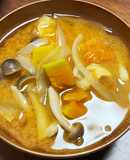 かぼちゃと玉ねぎとしめじと油揚げの味噌汁