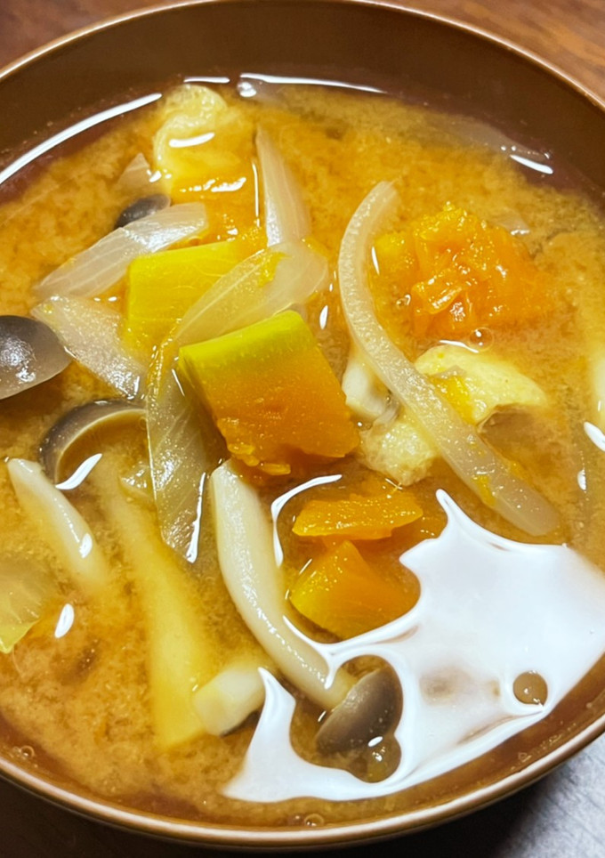 かぼちゃと玉ねぎとしめじと油揚げの味噌汁-レシピのメイン写真