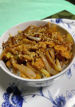 玉ねぎと豚肉の焼肉丼♪♪-レシピのメイン写真