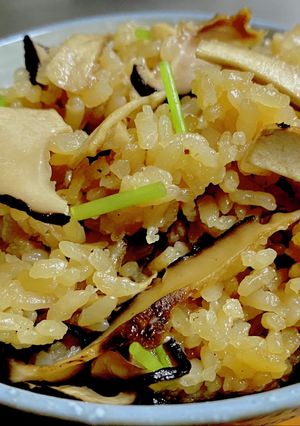 椎茸と椎茸の軸入り・炊き込みご飯-レシピのメイン写真
