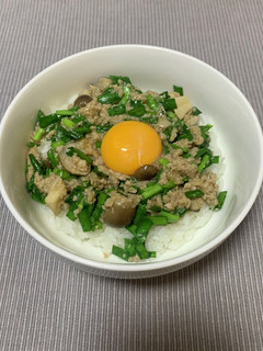 にらそぼろ丼-レシピのメイン写真