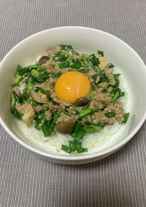 にらそぼろ丼-レシピのメイン写真