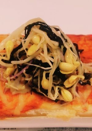 “ごま昆布煮･豆もやしオンザピザパン”-レシピのメイン写真