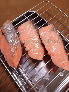焼かずに美味しい♪ふっくら茹で鮭の作り方-レシピのメイン写真