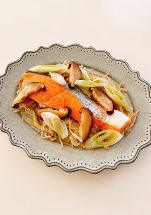 鮭とキノコと玉ねぎのフライパン蒸し-レシピのメイン写真