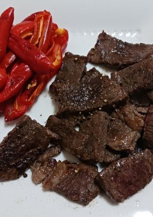 コストコのステーキに甘とうがらし炒め添え-レシピのメイン写真