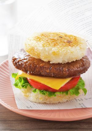 イシイのチキンハンバーグのライスバーガー-レシピのメイン写真
