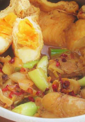 鶏もも肉と餅きんちゃくとあぶ玉の赤辛煮-レシピのメイン写真