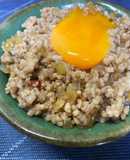 手早くできる「とろたまそぼろ丼」
