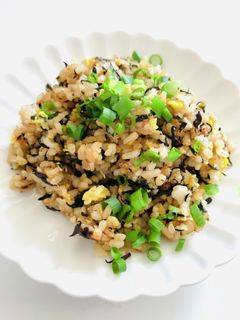 ひじき煮に卵を入れてリメイクチャーハン-レシピのメイン写真