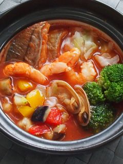 〆はパスタで!海鮮たっぷりトマト鍋-レシピのメイン写真