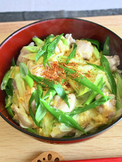 市販の鍋スープで九条ねぎの塩親子丼-レシピのメイン写真