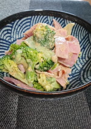 ブロッコリーとハムの胡麻味噌マヨ和え-レシピのメイン写真