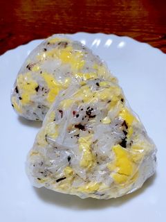 炒り卵&かりかり梅のおにぎり-レシピのメイン写真