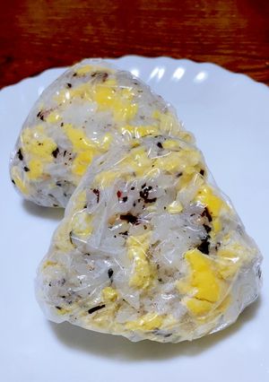 炒り卵＆かりかり梅のおにぎり-レシピのメイン写真