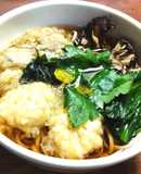 牡蠣と白子の温かい天ぷら蕎麦　発酵玉葱