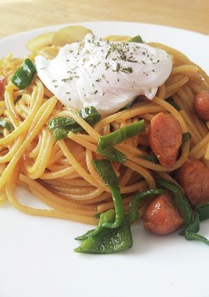 カレーナポリタン　ポーチドエッグを添えて-レシピのメイン写真