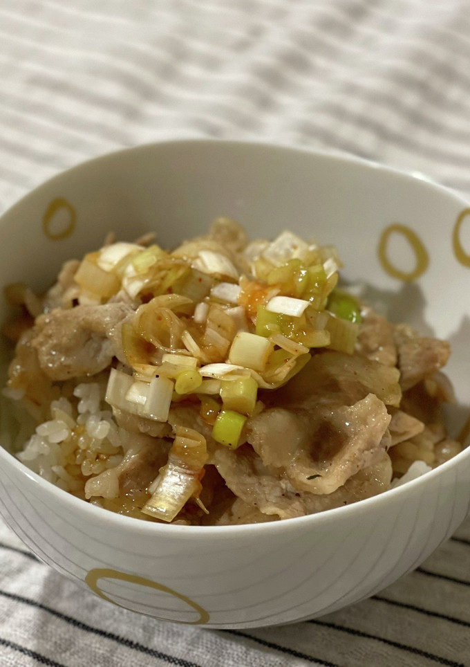 お昼にもちょうどいい豚肉ネギだれ丼-レシピのメイン写真