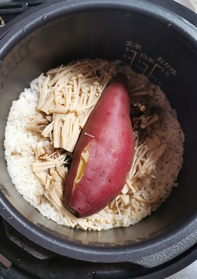 さつまいもとえのきと舞茸の炊き込みご飯-レシピのメイン写真