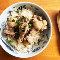 รูปของ 和風が美味！おでんの素で煮た手羽元で鶏飯