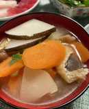 黒大根入り根菜たっぷりみそ汁