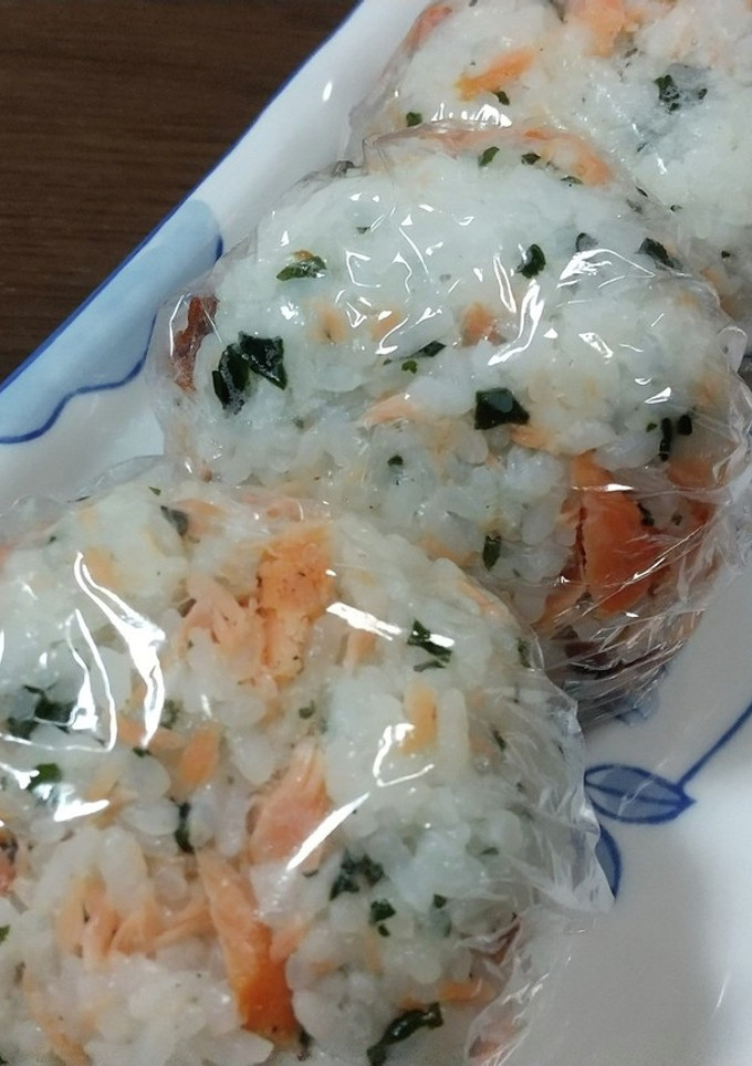 焼き鮭とわかめのおにぎり-レシピのメイン写真