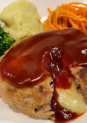茶色いおかずの代表♡チーズハンバーグ-レシピのメイン写真