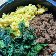 รูปของ お出汁たっぷり三食そぼろ丼