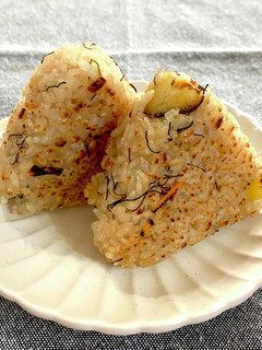 おこげを味わう焼きおにぎり(炊き込み飯)-レシピのメイン写真