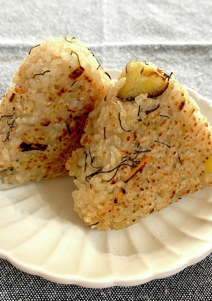 おこげを味わう焼きおにぎり(炊き込み飯)-レシピのメイン写真