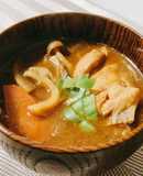 赤味噌と麺つゆで、鮭ハラスと野菜の味噌汁